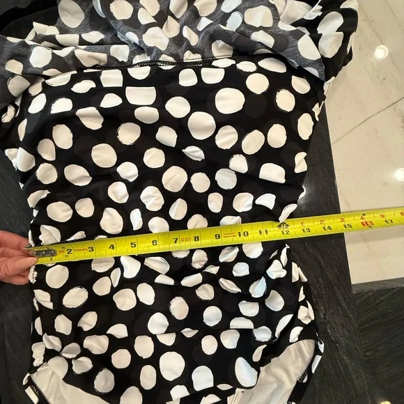 LA BLANCA one-piece swimming suit. Black and white polka dot. - Picture 11 of 13